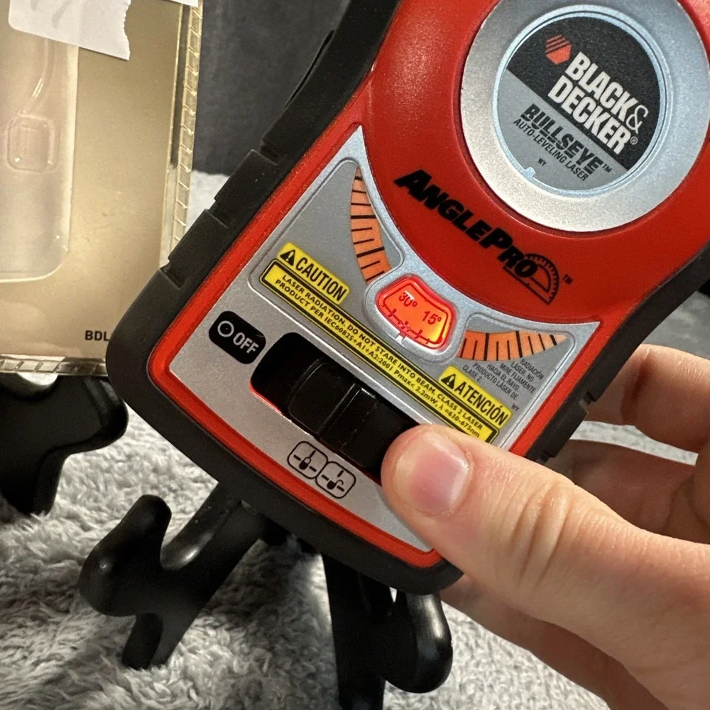 Black And Decker BullsEye BDL170 Self / Auto-Leveling Laser Line Level Tool